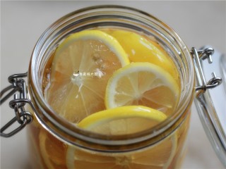 柠檬蜂蜜饮,填满整个瓶子。