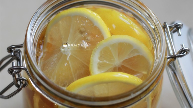 柠檬蜂蜜饮,填满整个瓶子。