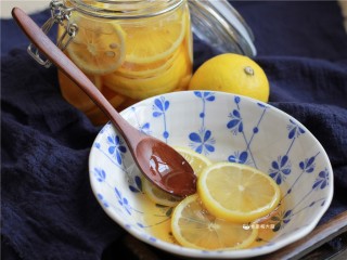 柠檬蜂蜜饮,放一片柠檬片，一些蜂蜜柠檬汁水，再倒入温开水冲调好。味道很棒哦～