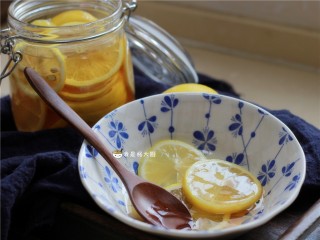 柠檬蜂蜜饮,温水最好不要超过40度，因为水温太高会破坏蜂蜜中的营养物质。