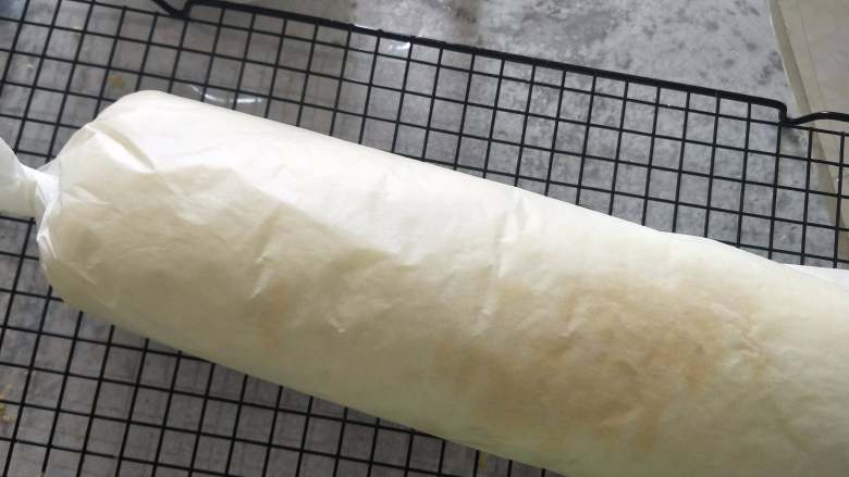 火龙果奶油蛋糕卷,轻轻卷起，用油纸包起来，放入冰箱冷藏定型。