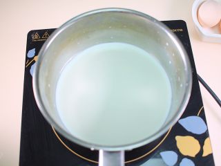 Canelé法式般优雅的可露丽,将牛奶倒入平底锅中加热
