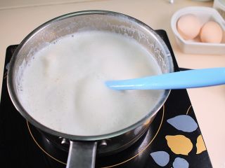 Canelé法式般优雅的可露丽,煮沸后加入黄油搅拌均匀