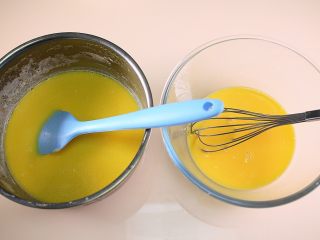 Canelé法式般优雅的可露丽,将鸡蛋液倒入稍降温的牛奶平底锅中，轻轻拌匀