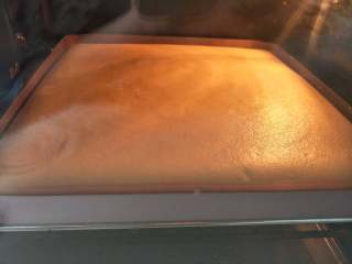 数字小米蛋糕，美味又有颜,放入提前预热好的烤箱175度20分钟。
