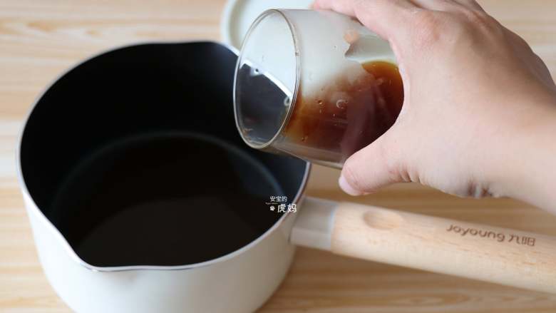 椰蓉咖啡小方,倒入奶锅里；