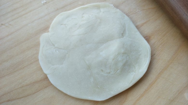 香酥红豆饼（老婆饼）,压扁，擀开，类似饺子皮。