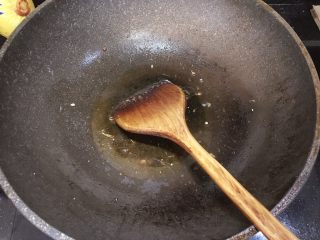 咖喱蟹,炸剩的油倒掉一些剩少许留在锅里