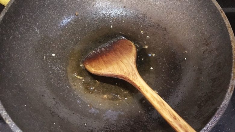 咖喱蟹,炸剩的油倒掉一些剩少许留在锅里
