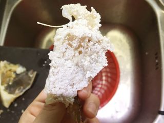 咖喱蟹,切口粘上生粉