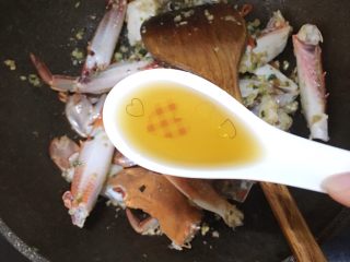 咖喱蟹,加入半茶匙鱼露翻炒