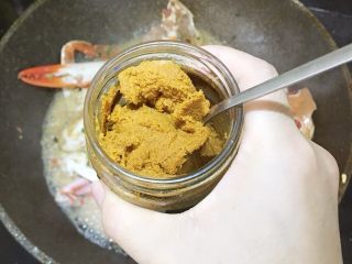 咖喱蟹,加入一大茶匙咖喱酱，煮至融化