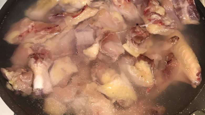 烧公鸡煲,冷水下锅，鸡煮出血水，捞起来，沥干水