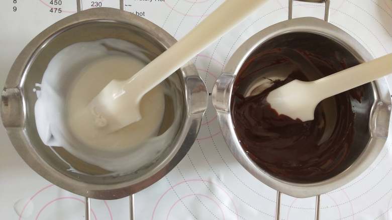 小熊吐司,将黑巧克力和白巧克力隔水融化，白巧克力内加几滴色素！