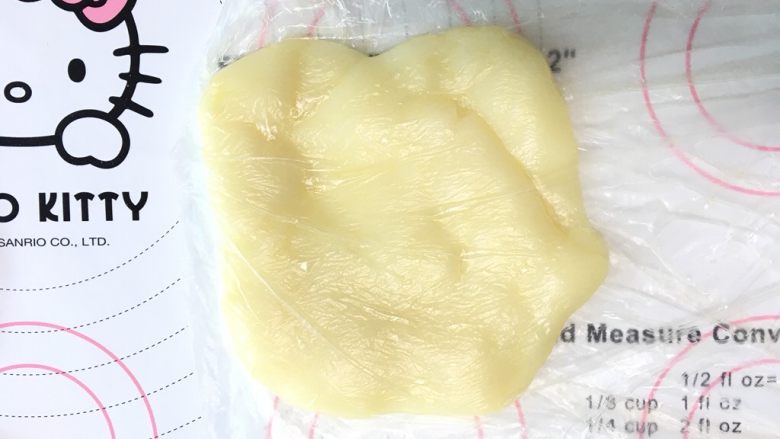 桃山皮麻薯拉丝月饼,揉好的麻薯Q弹不粘手，放凉备用，也可放入冰箱冷藏可以保存2-3天