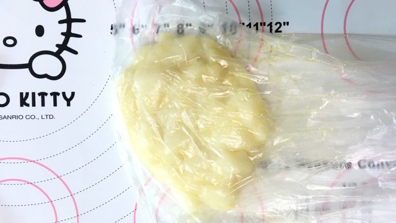 桃山皮麻薯拉丝月饼,倒入保鲜袋中用手慢慢碾压搓揉，让黄油充分吸收