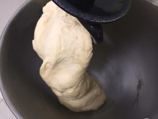 老式咸面包,启动厨师机揉面10分钟，检查面团硬湿度，顺便厨师机休息5分钟。