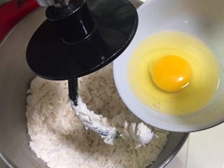 老式咸面包,搅拌一下后再加入鸡蛋。