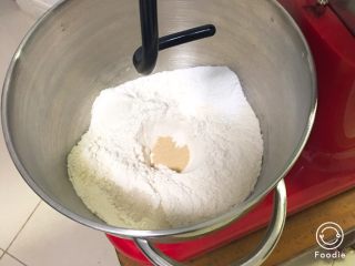 老式咸面包,高筋粉放入厨师机，加入盐和细砂糖，中间放发酵粉。