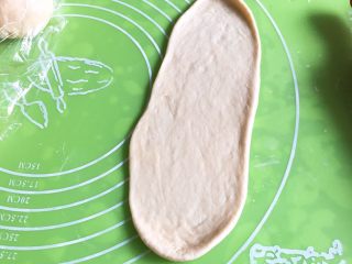 老式咸面包,将剂子擀成椭圆形，两边往中间折叠。