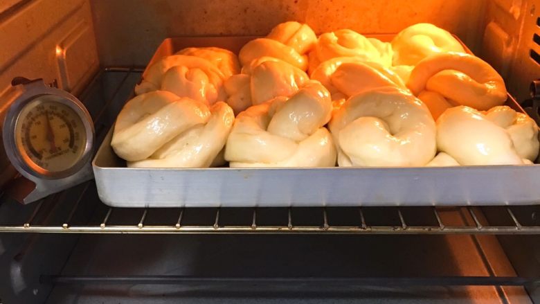 老式咸面包,烤箱预热至190度，烤制20分钟，上色满意加盖锡纸。