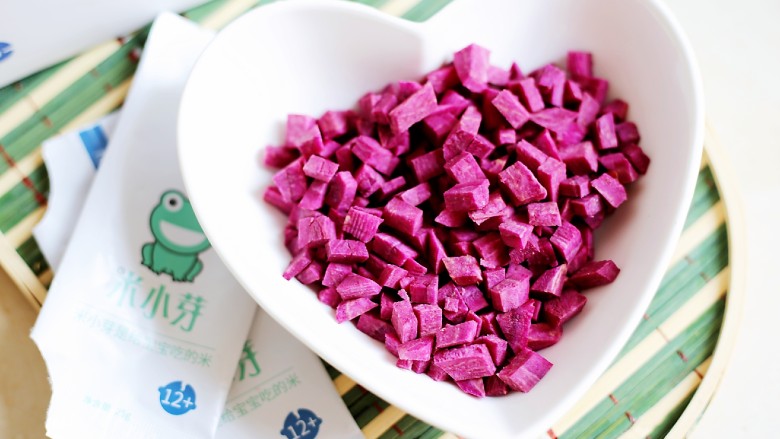 美食丨靓丽的紫薯粥，辅食中的颜值担当～,洗净切块。