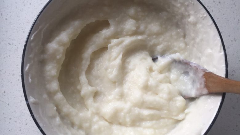 低脂版俄罗斯提拉米苏,期间做夹馅，山药去皮蒸熟压成泥，加入糖和酸奶混合成粘稠的糊备用