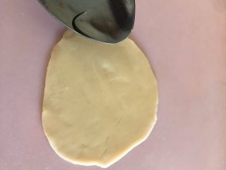 飘香春卷,先铺一片饺子皮在板上，用勺子掂油抹一层在饺子皮上。