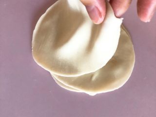 飘香春卷,每次叠放一张饺子皮后都在朝上的那一面刷一层油，一共叠6层，最上面一层不刷油。