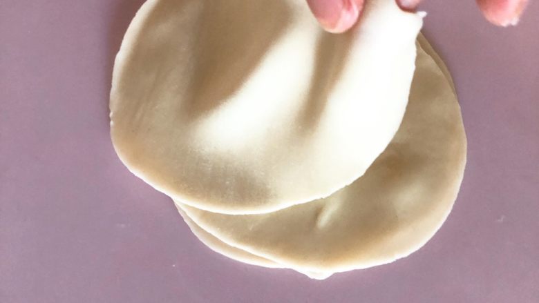 飘香春卷,每次叠放一张饺子皮后都在朝上的那一面刷一层油，一共叠6层，最上面一层不刷油。