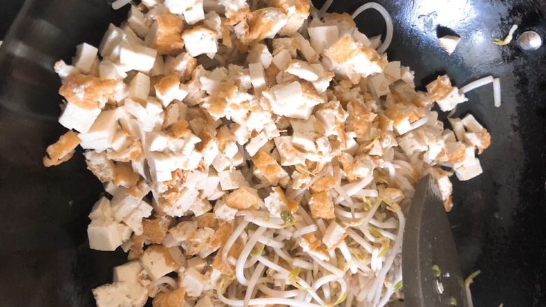 飘香春卷,绿豆芽炒软后倒入油豆腐炒香，大约1～2分钟。