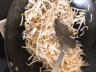 飘香春卷,倒入绿豆芽炒软。