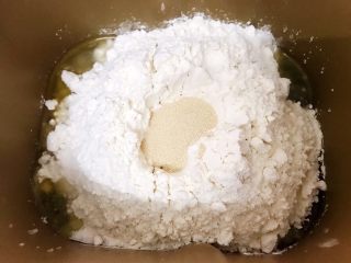 十味 香葱火腿咸蛋黄面包,再加入高低筋面粉，两个对角分别放上盐和白糖
中间粉堆里埋上干酵母