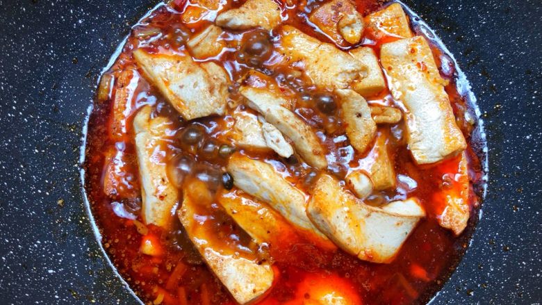 家常豆腐煲
,放入豆腐，中火煮8分钟至入味