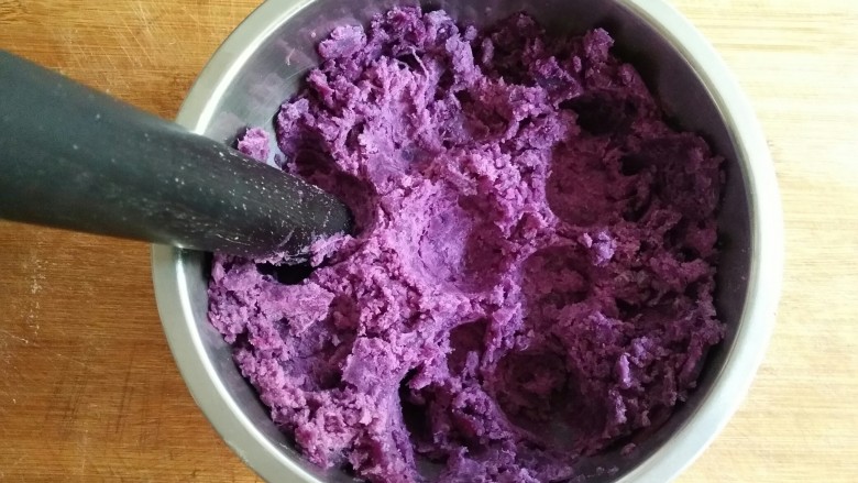 冰皮月饼：糟糕！是心动的感觉,出锅后晾凉去皮，捣成紫薯泥。