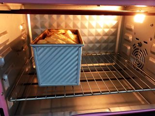 十味 香葱火腿咸蛋黄面包,放入预热好的烤箱180度上下火烤35分钟左右，最后10几分钟要留意加盖锡纸