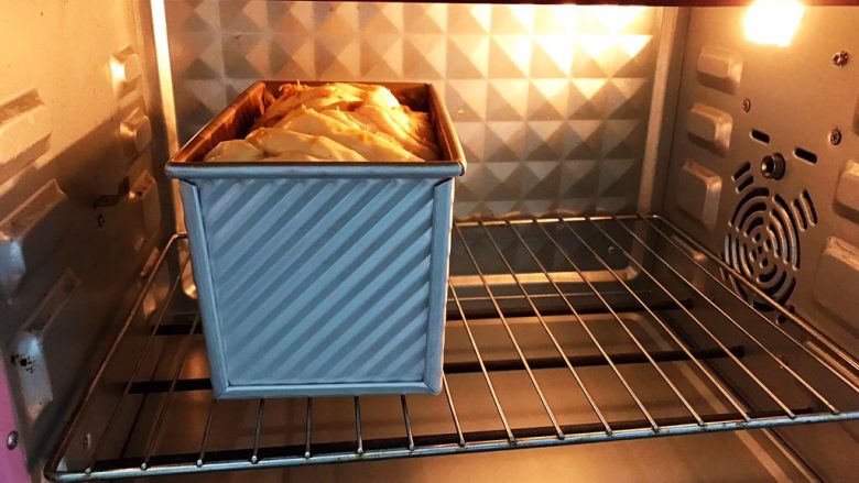 十味 香葱火腿咸蛋黄面包,放入预热好的烤箱180度上下火烤35分钟左右，最后10几分钟要留意加盖锡纸