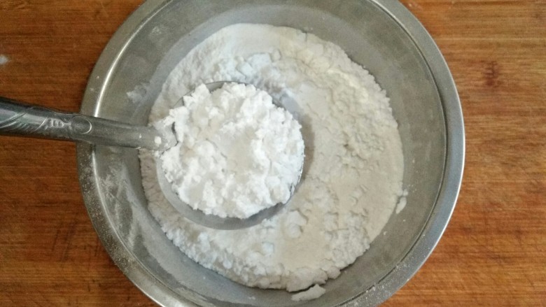 冰皮月饼：糟糕！是心动的感觉,在糯米粉中加入澄粉。