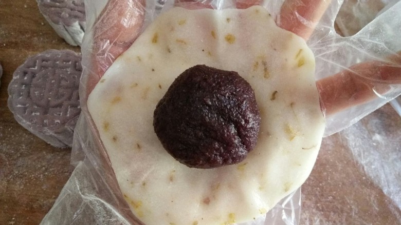 冰皮月饼：糟糕！是心动的感觉,填上红豆沙馅，用虎口收口包起。
