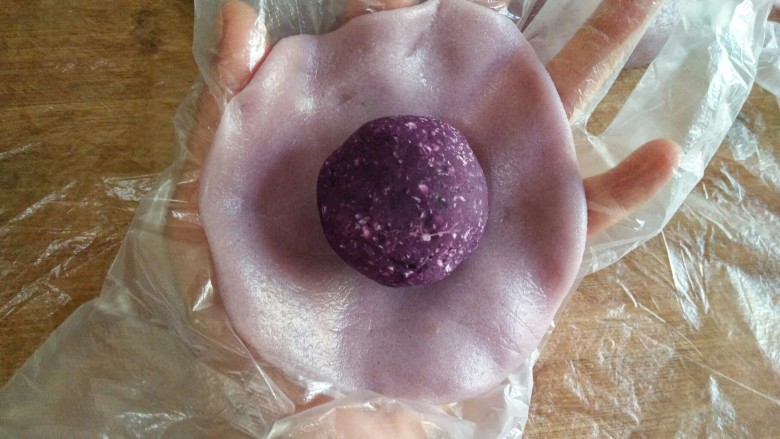冰皮月饼：糟糕！是心动的感觉,填上紫薯椰蓉馅。