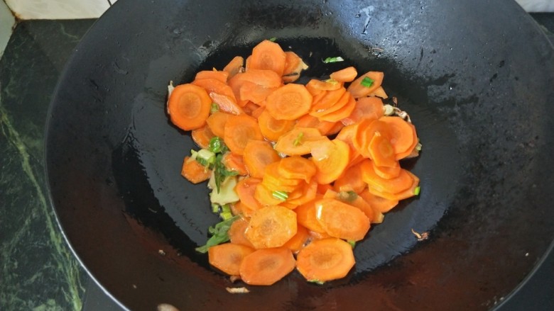清炒胡萝卜圆白菜,放入胡萝卜进行翻炒，多炒会，胡萝卜遇油会充分发挥它的营养价值