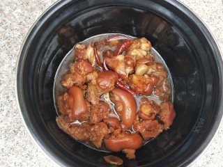红焖猪蹄,连汤一起倒入压力锅中，压25分钟