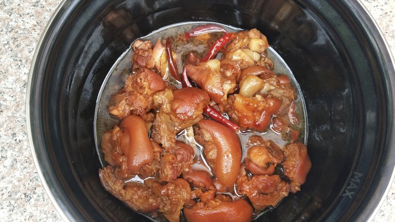 红焖猪蹄,连汤一起倒入压力锅中，压25分钟