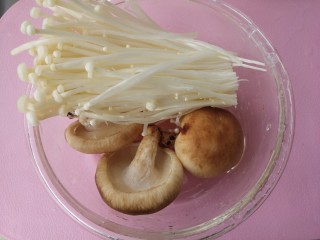 家庭版麻辣香锅,然后把金针菇洗干净，再把香菇洗干净。