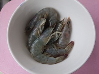 家庭版麻辣香锅,然后把鲜虾去掉虾须，挑出虾线。