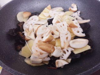 家庭版麻辣香锅,把虾炒红之后加入其他食材。