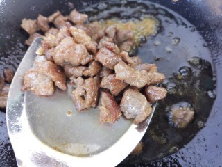 下酒菜牛肉炒酒鬼花生,然后把牛肉捞出来，控干油。