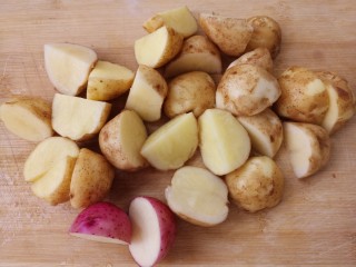 酱小土豆,我把小土豆切成块。