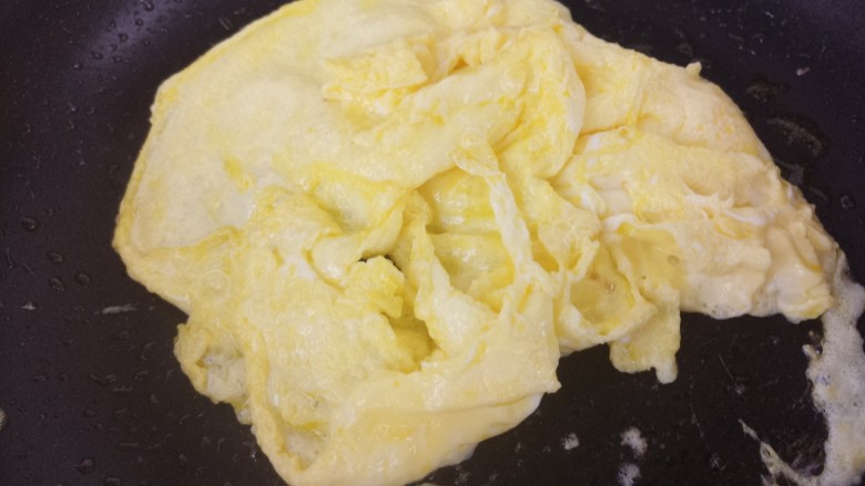 超简单的韭菜炒鸡蛋,等鸡蛋液凝固之后翻炒。