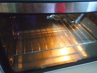 烤箱版+超级简单的烤大虾,预热烤箱，200度5分钟